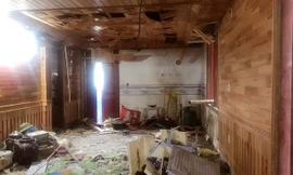 Trần tầng 1 căn nhà bong tróc, nhiều đồ đạc vỡ tan sau tiếng nổ