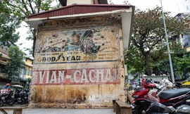 Hà Nội mời chuyên gia đánh giá, thẩm định bức tranh tường tiếng Pháp vừa phát lộ