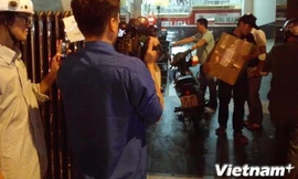 Công an khám xét tại tiệm vàng Hoàng Mai