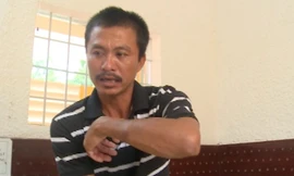 Khổng Minh Trí diễn lại cảnh kẹp cổ, nhấn nước nạn nhân tử vong. 