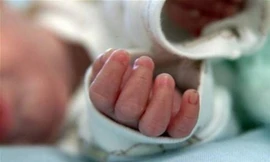 Chồng bỏ trốn, cô gái 18 tuổi bị nhóm đòi nợ đánh tới sinh non