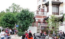 Rất đông người dân đã có mặt tại nhà bà Thủy để chứng kiến sự việc, trong đó có một số người đã cho bà này vay tiền