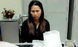 Đối tượng Thùy Linh cùng tang vật vụ án tại cơ quan điều tra