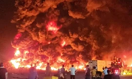 Cháy lớn thiêu rụi hàng triệu tấm phao xốp ở Vân Đồn