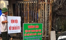 Bảng thông báo hết chỗ gửi xe ở trước bệnh viện. Ảnh: N.P