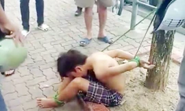 Hình ảnh thiếu niên 16 tuổi bị trói vào gốc cây