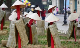 Áo tơi, đồ gốm nhiều màu sắc trên phố đi bộ