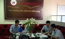 Cơ quan công an làm việc với đại diện của Công ty Việt Hồng. 