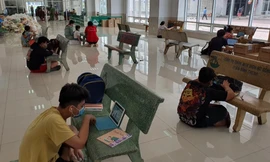 Lớp học online 'dã chiến' thời COVID-19 ở sảnh chung cư TPHCM