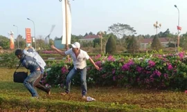 Công an mặc thường phục bị tấn công. Ảnh: MXH