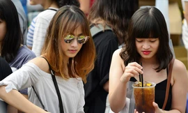 Giới trẻ Hà Nội chen lấn mua sắm tại The New District