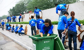 Thanh niên tình nguyện ra quân làm vệ sinh môi trường trên nhiều tuyến phố. Ảnh: Vương Đức