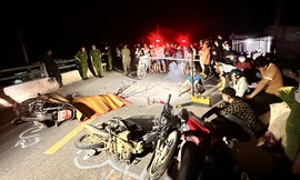3 xe máy tông nhau trên cầu vượt, 2 người tử vong