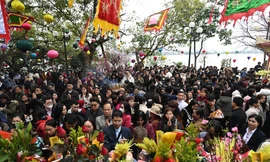 Phủ Tây Hồ đông nghẹt người ngày đầu đi làm sau Tết