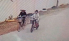 Hình ảnh bà Hường đi cùng nạn nhân trước khi cháu mất tích được camera ghi lại