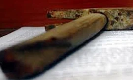 Thuyền viên dùng búa đập đầu thuyền trưởng