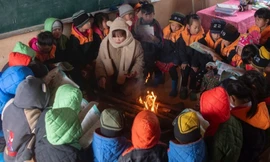 Cô trò đốt lửa sưởi ấm chống rét ở điểm trường có độ cao gần 2.000m