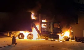 Xe container bốc cháy ngùn ngụt cạnh cây xăng