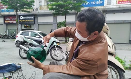 Nghề bán vỏ chai rượu tây: Ngồi vỉa hè Hà Nội thu 1 chỉ vàng/tháng