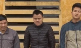 Ba đối tượng mặc thường phục giả danh công an lao vào cướp chiếu bạc đã bị khởi tố về tội cướp tài sản