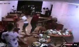 Côn đồ chém gục khách ăn đêm và con gái chủ quán
