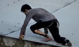 Sau khi gây án, quần áo bị cháy xém, Nam leo lên nóc nhà định bỏ trốn nhưng bất thành. Ảnh: YouTube