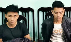 Nghi phạm Đinh Văn Giáp (trái) và Đinh Văn Trường được di lý về Hà Nội đêm 30/9