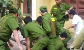 Cảnh sát chui lỗ thông gió giải cứu bệnh nhân bị khống chế, dọa giết