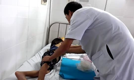 Bé gái đang được chăm sóc, điều trị tại bệnh viện Đa khoa tỉnh Ninh Thuận