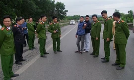 Hoàng Văn Trường (áo xanh), tại buổi thực nghiệm hiện trường