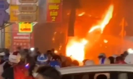 Cháy ngùn ngụt cửa hàng đồ 'mẹ và bé', nhiều người ôm tài sản tháo chạy 