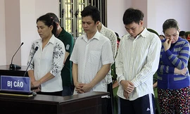 Trần Kiều Trang (bìa trái) cùng các đồng phạm tại phiên toà