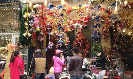 Đa dạng các sản phẩm trang trí lung linh, đẹp mắt được bày bán, thu hút đông đảo người mua sắm dịp Noel tại phố Hàng Mã. (Ảnh: Thanh Tâm/Vietnam+)