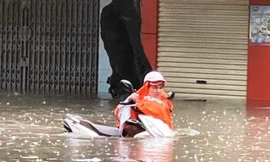 Nước ngập lút ô tô, xe máy trên đường phố Nam Định