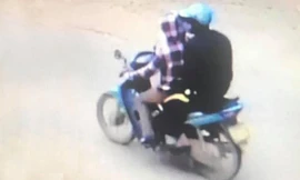 Hình ảnh người phụ nữ trước khi bị sát hại đèo một nam thanh niên. Ảnh: ANTĐ