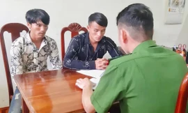 Hờ A Lái và Hờ A Chầu tại cơ quan công an - Ảnh: Công an cung cấp