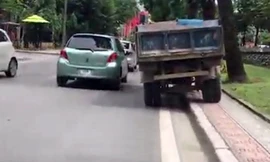 Tước giấy phép lái xe xe tải diễn xiếc trên phố Kim Mã