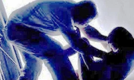 Ngủ lang, cô bé 13 tuổi bị nhóm thanh niên thay nhau 'quan hệ'