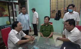 Cảnh sát thực hiện lệnh bắt giữ ông Nguyễn Văn Ngưu (đứng giữa)