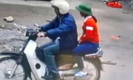 Hình ảnh anh Tuấn chở cô bé nhờ dẫn đường đi mua bóng bay được camera ghi lại