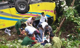 Lạnh gáy xe chở 21 sinh viên lật ngửa dưới vực sâu