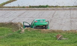 Chiếc taxi bị hư hỏng nặng sau khi lao xuống ruộng. Ảnh: Công an cung cấp