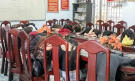 Công an đưa các cô gái về trụ sở lấy lời khai ngày 25/10/2017. Ảnh: Zing