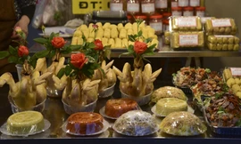 Người dân dậy sớm mua 'gà ngậm hoa hồng' ở chợ 'nhà giàu' cúng ông Công ông Táo