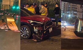 Hà Nội: 3 cuộn inox nặng hàng tấn rơi xuống đường, đè trúng ô tô 