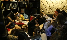 Gần 100 nữ nhân viên nêm chặt sảnh lớn phía dưới nhà hàng