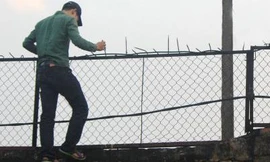 Người đàn ông 'trèo tường trốn khỏi khu cách ly để về nhà xin tiền mẹ