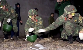 Công binh soi đèn nhặt đầu đạn quanh kho phế liệu