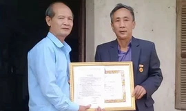 Ông Long nhận huy hiệu 30 năm tuổi Đảng từ chính quyền xã Phúc Sơn