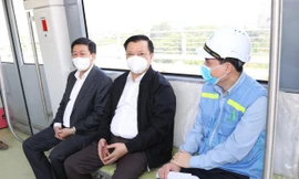 Bí thư Hà Nội đi thử tàu đường sắt Nhổn - Ga Hà Nội, yêu cầu nhà thầu đẩy nhanh tiến độ